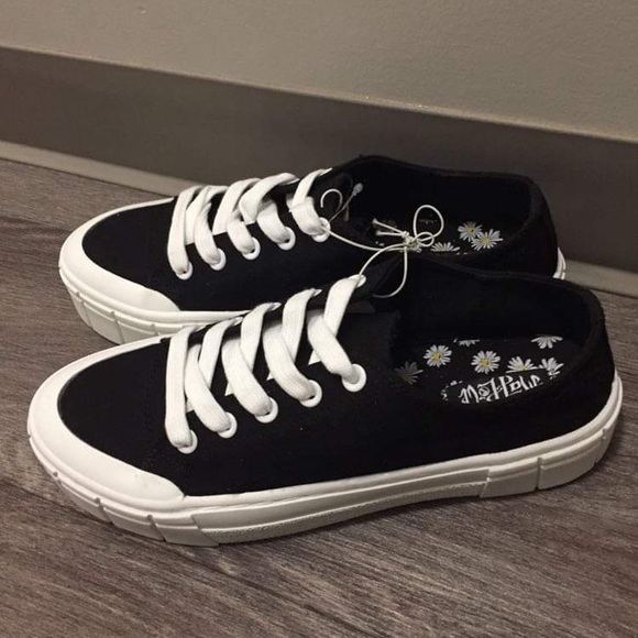 Woman’s shoes size 9 - Picture 2 of 5